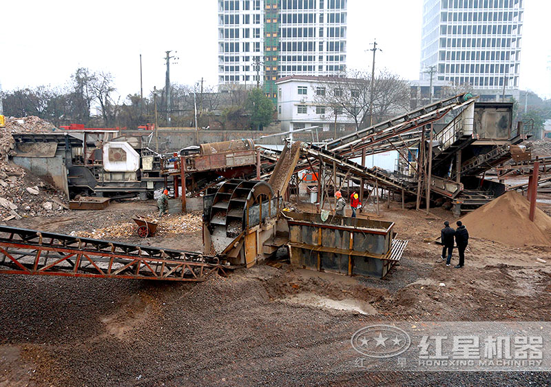 建筑垃圾制沙現(xiàn)場，配置車載制沙機(jī)